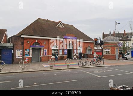 Forest Gate Station in East London. Ein traditionelles viktorianisches Bahnhofsgebäude an der neuen Elizabeth Line. Stockfoto