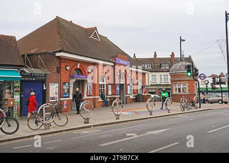 Forest Gate Station in East London. Ein traditionelles viktorianisches Bahnhofsgebäude an der neuen Elizabeth Line. Stockfoto