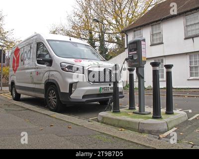 An Ladestationen für Straßenfahrzeuge in Leyton, London, Großbritannien. Ein elektrischer Lieferwagen, der an eine vom rat betriebene elektrische Ladestation angeschlossen ist. Stockfoto