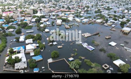 (231124) -- BELEDWEYNE, 24. November 2023 (Xinhua) -- dieses Luftfoto zeigt eine Ansicht des vom Hochwasser betroffenen Beledweyne, Zentral-Somalia, 20. November 2023. UN-humanitäre Helfer sagten am Montag, dass seit Anfang Oktober 1,7 Millionen Menschen in Somalia von schweren Regenfällen und tödlichen Überschwemmungen betroffen sind, davon allein in der vergangenen Woche 500.000. (Foto: Abdullah Boyow/Xinhua) Stockfoto