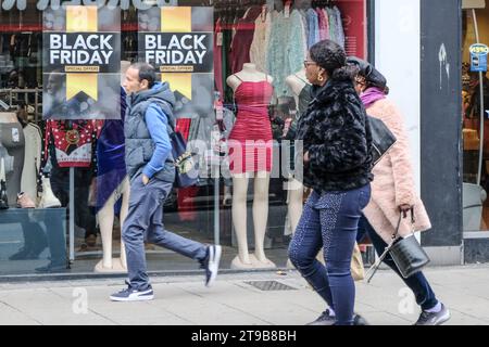 Bristol, Großbritannien. November 2023. Geschäfte im Stadtzentrum von Bristol oder im Einkaufsviertel Broadmead mit Black Friday-Schildern. Der Black Friday ist der Tag nach dem amerikanischen Thanksgiving-Feiertag, der mittlerweile zu einem weltweiten Treffpunkt für Weihnachtseinkäufe geworden ist. Quelle: JMF News/Alamy Live News Stockfoto