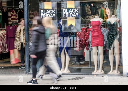 Bristol, Großbritannien. November 2023. Geschäfte im Stadtzentrum von Bristol oder im Einkaufsviertel Broadmead mit Black Friday-Schildern. Der Black Friday ist der Tag nach dem amerikanischen Thanksgiving-Feiertag, der mittlerweile zu einem weltweiten Treffpunkt für Weihnachtseinkäufe geworden ist. Quelle: JMF News/Alamy Live News Stockfoto