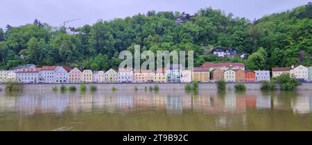 Häuser an der Donau, Passau, Bayern, Deutschland. Bunte Häuser in der historischen Altstadt Passau, an der Verbindung von drei Flüssen gelegen Stockfoto