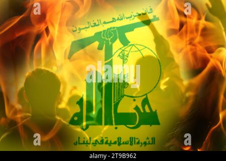 Flagge der Hisbollah auf dem Protest des Volkes. Krieg oder Proteste im Libanon, Beirut, Palästina. Feuer, Flamme, Hölle Stockfoto