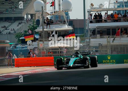 24. November 2023, Yas Marina Circuit, Abu Dhabi, Formel 1 Etihad Airways Abu Dhabi Grand Prix 2023, im Bild sieht Rober Geiss das Formel-1-Training von seiner Yacht Indigo Star, Lance Walk (CAN), Aston Martin Aramco Cognizant Formel-1-Team an Stockfoto