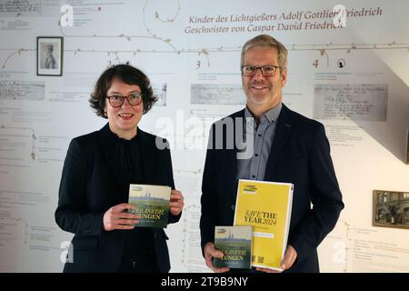 Greifswald, Deutschland. November 2023. Andrea Günther (l-r), Projektkoordinatorin, und Stefan Fassbinder (Grüne), Oberbürgermeister, präsentieren das Programm für das erste Quartal auf einer Pressekonferenz unter dem Titel „der Beginn des Caspar David Friedrich Jubiläums 2024 in Greifswald“ im Caspar David Friedrich Centre. Das Jubiläumsjahr wird offiziell am 20.01.2024 eröffnet. Caspar David Friedrich wurde 05.09.1774 in Greifswald geboren und starb 07.05.1840 in Dresden. Quelle: Bernd Wüstneck/dpa/Alamy Live News Stockfoto