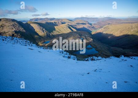 Blick vom Berg Great End im Seenviertel Cumbria einschließlich Streusing tarn und Styhead tarn. Stockfoto