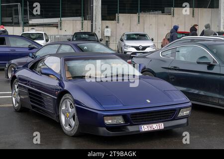 Spa-Francorchamps, Belgien - Les bruleurs de gommes 2023. Blauer Ferrari 348 TS parkt auf einem Parkplatz. Stockfoto