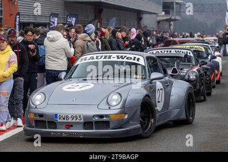 Spa-Francorchamps, Belgien - Les bruleurs de gommes 2023. Grauer Porsche rauh-Welt Begriff 993 Fahren auf der Straße. Stockfoto