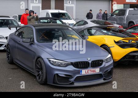 Spa-Francorchamps, Belgien - Les bruleurs de gommes 2023. Mattschwarer BMW M4 F82 parkt auf einem Parkplatz. Stockfoto