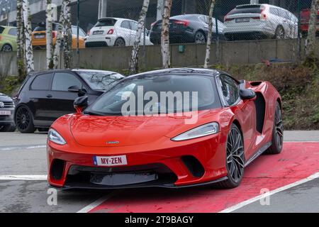 Spa-Francorchamps, Belgien - Les bruleurs de gommes 2023. Orange McLaren GT fährt auf der Straße. Stockfoto