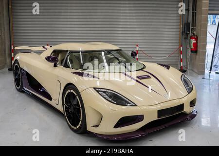 Spa-Francorchamps, Belgien - Les bruleurs de gommes 2023. Schwerpunkt auf einem beigefarbenen 2012 Koenigsegg Agera R. Fahrgestellnr 007091. Stockfoto