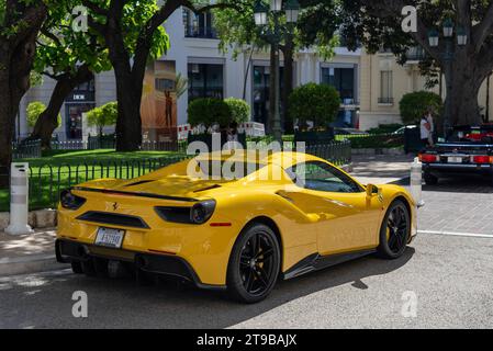 Monaco, Monaco - Gelber Ferrari 488 Spider Novitec Rosso parkt auf der Straße. Stockfoto