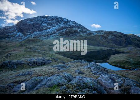 Der Berg Great End und Tarn im Seengebiet, Cumbria, England. Stockfoto