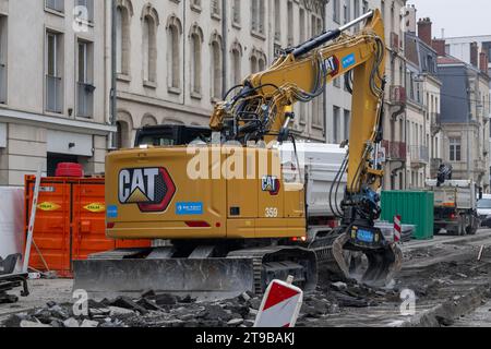 Nancy, Frankreich – gelber Raupenbagger CAT 325 auf der Baustelle. Stockfoto