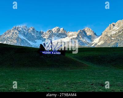 Wilden Kaiser Tirol Wilden Kaiser, Tirol, Österreich, Europa Bergkulisse, davor auf der grünen Wiese WILDER KAISER - Schriftzug Beschilderung - Symbolbild für Urlaub, Reisen, Alpen, Bergmassiv, Naturpark, Wandern, Klettern, Bergsteigen, Skigebiet, Wintersport, Skipiste, Panoramablick, Naturlandschaft, Ferienregion, Bergdörfer, Kaiserbachtal, Ellmau, Going, Scheffau, Söll, Bergwelt, Tiroler Unterland, Bergkulisse, Aussichtspunkte, Idylle, Natur *** Wilder Kaiser Tirol Wilder Kaiser, Tirol, Österreich, Europa Bergkulisse, davor auf der grünen Wiese WILDER KAISER Schriftzeichen Symbol Stockfoto