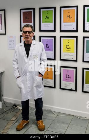 Bristol, Großbritannien. November 2023. Es mag wie ein Geschäft aussehen, aber Utopian Chemistry ist eine Ausstellung des Fußballautors und Künstlers David Goldblatt über die Elemente, aus denen eine utopische Welt gemacht werden würde. Das sind nicht die Elemente, die in der Schule gelehrt werden, sondern die Wünsche der Menschen, die eine bessere Welt wollen. Quelle: JMF News/Alamy Live News Stockfoto