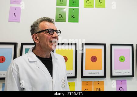 Bristol, Großbritannien. November 2023. Es mag wie ein Geschäft aussehen, aber Utopian Chemistry ist eine Ausstellung des Fußballautors und Künstlers David Goldblatt über die Elemente, aus denen eine utopische Welt gemacht werden würde. Das sind nicht die Elemente, die in der Schule gelehrt werden, sondern die Wünsche der Menschen, die eine bessere Welt wollen. Quelle: JMF News/Alamy Live News Stockfoto