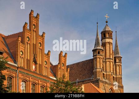 Neogotische Post am Alten Marktplatz und gotische Türme der Marienkirche in Toruń, Kujawsko-Pomorskie, Polen Stockfoto