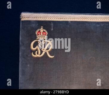 London, Großbritannien. November 2023. Christie's enthüllt die vollständige Vorverkaufsmesse vor der Auktion von Ombersley Court: The Collection of Lord and Lady Sandys am 29. November 2023. Bild: Detail aus einem Paar von George VI. Silbernen Eichensesseln und passendem Stuhl, der in der Westminster Abbey zur Krönung von König Georg VI. Am 12. Mai 1937 verwendet wurde. Geschätzte £600-900. Quelle: Malcolm Park/Alamy Live News Stockfoto