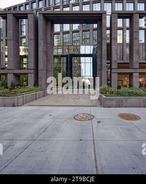 Eine dreistöckige Kolonnade schirmt die Vorderseite von Olympia DUMBO, dem 33-stöckigen segelförmigen Wohnkomplex neben der Brooklyn Bridge. Stockfoto