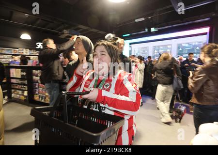 London, Großbritannien, 24. November 2023. HMV hat seinen legendären Flagship Store in London, Oxford Street, nach 4 Jahren Abwesenheit wieder eröffnet. Die Popband Madness eröffnete heute Morgen den Laden und Fans, die in der Warteschlange standen, stürzten herein. Kredit : Monica Wells/Alamy Live News Stockfoto