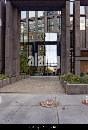 Eine dreistöckige Kolonnade schirmt die Vorderseite von Olympia DUMBO, dem 33-stöckigen segelförmigen Wohnkomplex neben der Brooklyn Bridge. Stockfoto