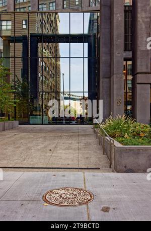 Eine dreistöckige Kolonnade schirmt die Vorderseite von Olympia DUMBO, dem 33-stöckigen segelförmigen Wohnkomplex neben der Brooklyn Bridge. Stockfoto