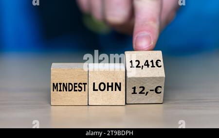 Symbol für die Erhöhung des Mindestlohns in Deutschland von 12 Euro auf 12,41 Euro im Januar 2024. Stockfoto