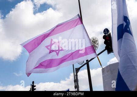 Mehrere blaue und weiße Flaggen des Staates Israel, die von Demonstranten während einer demokratischen Kundgebung getragen wurden. Stockfoto