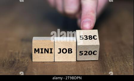 Symbol für die Anhebung der Einkommensgrenze für steuerfreie Minijobs in Deutschland von 520 Euro auf 538 Euro im Jahr 2024. Stockfoto