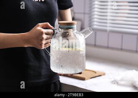 Gefiltertes Wasser mit Minzblättern, ein einfaches Körperentgiftungswasser, das zu Hause zubereitet werden kann Stockfoto