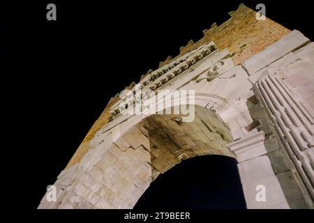 Augustusbogen von unten in der Nacht, ein Tor in der ehemaligen Stadtmauer von Rimini, Italien Stockfoto