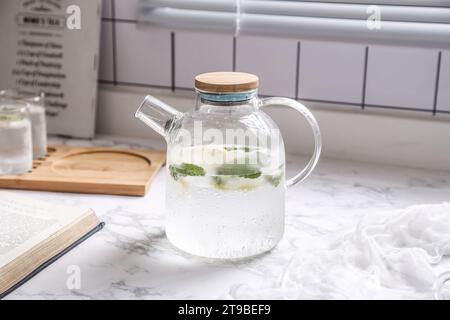 Gefiltertes Wasser mit Minzblättern, ein einfaches Körperentgiftungswasser, das zu Hause zubereitet werden kann Stockfoto