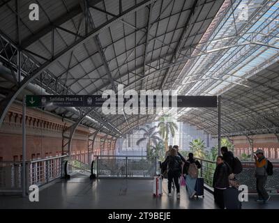 La Estación de Atocha. según Wikipedia es un conglomerado ferroviario situado en las cercanías de la plaza del Emperador Carlos V, en Madrid (España) Stockfoto