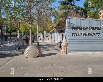 Cuesta de Moyano. según Wikipedia es el nombre Popular con el que se conoce a la calle de Claudio de Moyano de Madrid, famosa por las casetas de venta Stockfoto