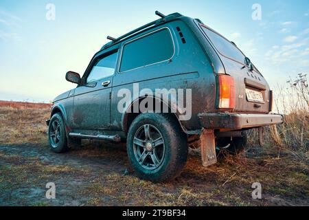 Ryazan, Russland - 15. November 2023: Russischer SUV Lada Niva 4x4 mit dreckigen Rädern auf einem Feld Stockfoto