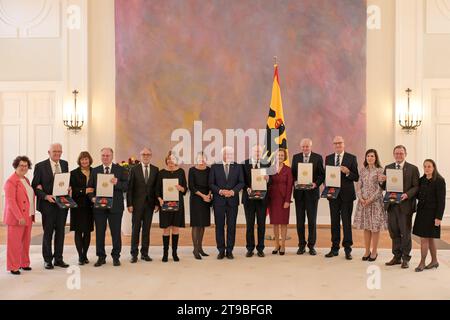 Berlin, Deutschland 24. November 2023: Ansprache vom Bundespräsidenten bei der Verleihung des Verdienstordens der Bundesrepublik Deutschland - 24.11.2023 im Bild: v.li.: Winfried Kretschmann, Ministerpräsident des Landes Baden-Württemberg B 90/die Grünen, reiner Haseloff, Ministerpräsident des Landes Sachsen-Anhalt CDU, Malu Dreyer, Ministerpräsidentin des Landes Rheinland-Pfalz SPD, Frank-Walter Steinmeier, Bundespräsident, Stephan-Peter weil, Ministerpräsident des Landes Niedersachsen SPD, Gastgeber Seehofer, Ministerpräsident Dayerns A.D. und Minister a.D., Dr. Dietmar Woidke, Ministerpräsident Stockfoto