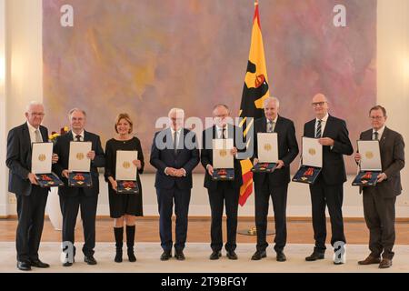 Berlin, Deutschland 24. November 2023: Ansprache vom Bundespräsidenten bei der Verleihung des Verdienstordens der Bundesrepublik Deutschland - 24.11.2023 im Bild: v.li.: Winfried Kretschmann, Ministerpräsident des Landes Baden-Württemberg B 90/die Grünen, reiner Haseloff, Ministerpräsident des Landes Sachsen-Anhalt CDU, Malu Dreyer, Ministerpräsidentin des Landes Rheinland-Pfalz SPD, Frank-Walter Steinmeier, Bundespräsident, Stephan-Peter weil, Ministerpräsident des Landes Niedersachsen SPD, Gastgeber Seehofer, Ministerpräsident Dayerns A.D. und Minister a.D., Dr. Dietmar Woidke, Ministerpräsident Stockfoto