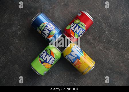 KIEW, UKRAINE - 4. MAI 2023: Dosendosen der Marke Fanta für alkoholfreie Getränke mit verschiedenen Geschmacksrichtungen aus nächster Nähe Stockfoto