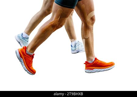 Close-up-Beine Paar Läufer Mann und Frau, die gemeinsam Marathonrennen laufen, isoliert auf weißem Hintergrund Stockfoto