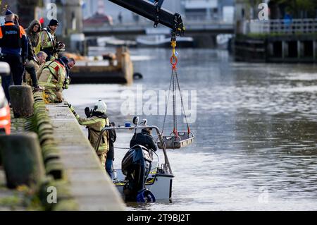 Aalst, Belgien. November 2023. Illustrationsbild, aufgenommen während einer Suchaktion im Fluss Dender, in Aalst, Freitag, 24. November 2023. Die Suche steht angeblich im Zusammenhang mit dem Tod einer 55-jährigen Frau und ihres 22-jährigen Sohnes, die am 11. November 2023 tot in ihrem Haus in Denderhoutem aufgefunden worden waren. Der Verdächtige, der Ex-Partner der Frau, wurde noch nicht gefunden. BELGA FOTO JASPER JACOBS Credit: Belga News Agency/Alamy Live News Stockfoto