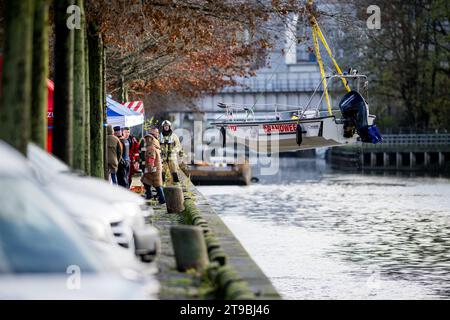 Aalst, Belgien. November 2023. Illustrationsbild, aufgenommen während einer Suchaktion im Fluss Dender, in Aalst, Freitag, 24. November 2023. Die Suche steht angeblich im Zusammenhang mit dem Tod einer 55-jährigen Frau und ihres 22-jährigen Sohnes, die am 11. November 2023 tot in ihrem Haus in Denderhoutem aufgefunden worden waren. Der Verdächtige, der Ex-Partner der Frau, wurde noch nicht gefunden. BELGA FOTO JASPER JACOBS Credit: Belga News Agency/Alamy Live News Stockfoto