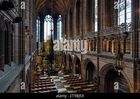 Innenraum oder Schiff mit Bänken der Lady Chapel in der anglikanischen Kathedrale Liverpool Stockfoto
