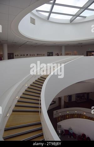 Wendeltreppe & Runddach, Skylight oder Dachfenster, Museum of Liverpool (2011), entworfen von 3XN Architects, am Pier Head, Liverpool Stockfoto