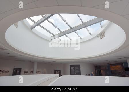 Kreisförmiges Rooflight, Skylight oder Dachfenster, Museum of Liverpool (2011), entworfen von 3XN Architects, am Pier Head, Liverpool Stockfoto