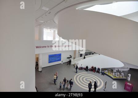 Touristen, Besucher, Wendeltreppe & Eingangshalle, Museum of Liverpool (2011), entworfen von 3XN Architects, am Pier Head, Liverpool Stockfoto