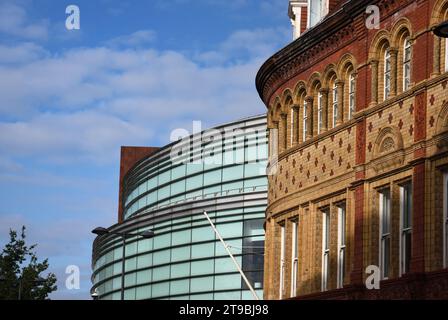 Das moderne John Lewis Building & Victorian Red Brick Church House, I Hanover Street, denkmalgeschütztes Gebäude Liverpool England Großbritannien Stockfoto