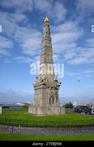 Memorial to Heroes of the Marine Engine Room (1916), auch bekannt als Titanic Monument, ein Granit Obelisk von Goscombe John am Pier Head oder Waterfront Liverpool Stockfoto