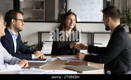 Glückliche Projektmanager schütteln nach dem Brainstorming die Hand Stockfoto